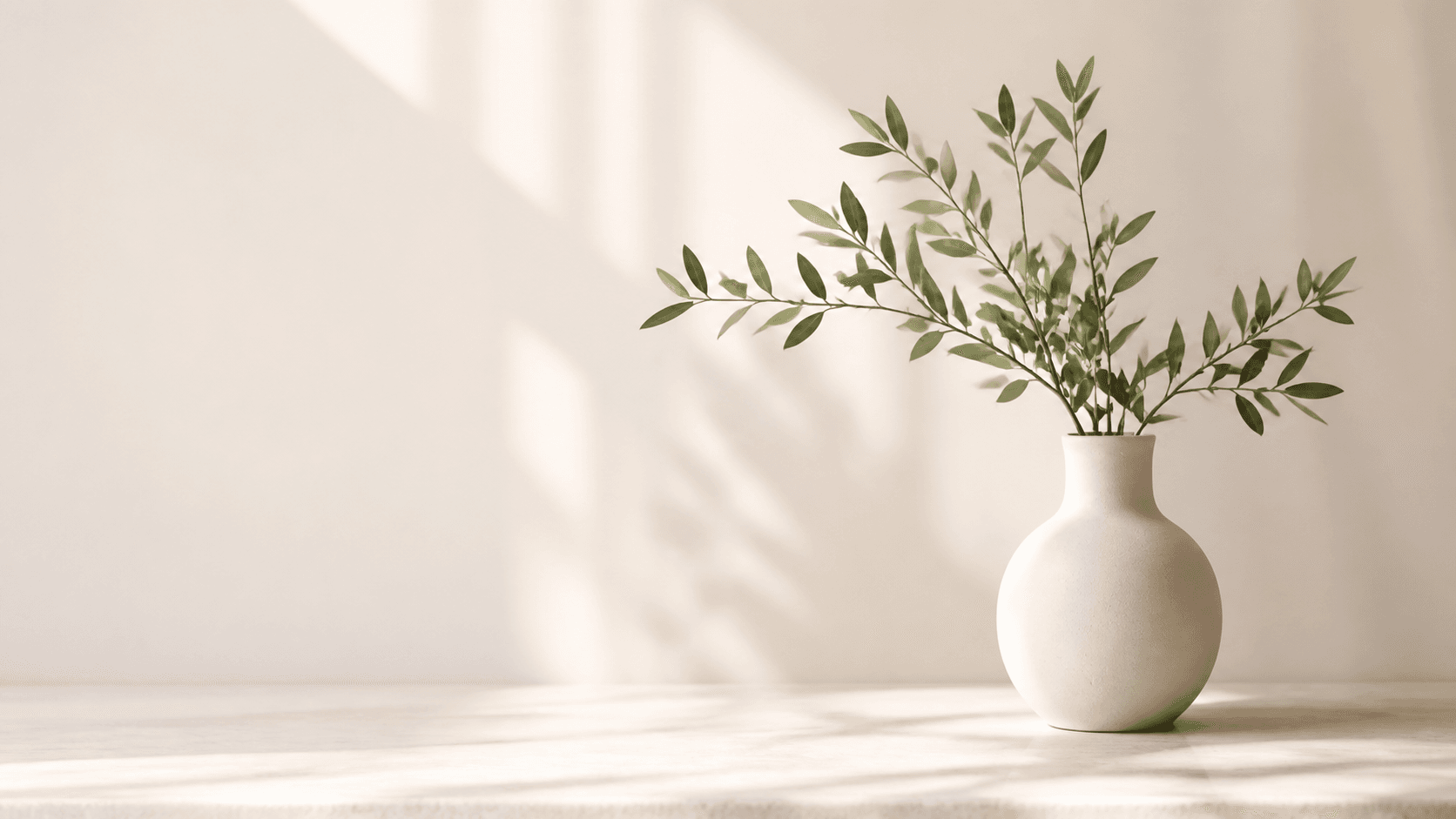Vase clair avec feuillage dans une pièce lumineuse